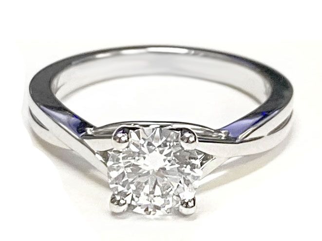 18K White Gold Round Brilliant Delicate Twist Solitaire Engagement Ring