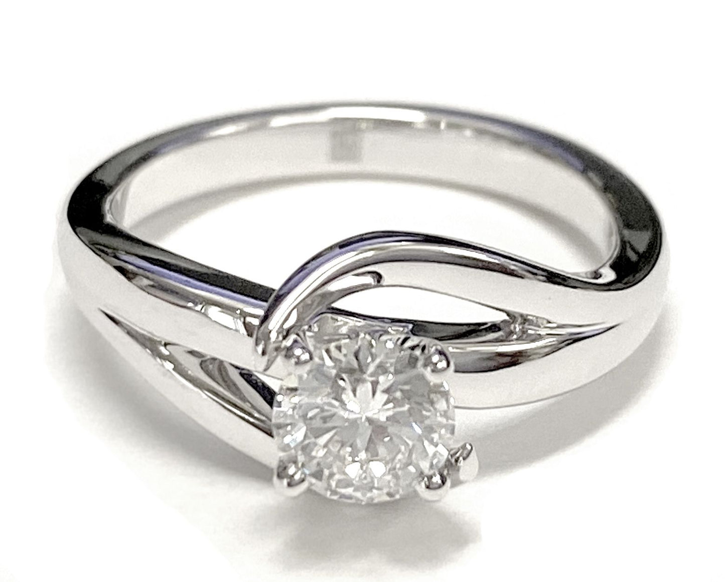 18K White Gold Round Brilliant Asymetical Bypass Solitaire Twist Engagement Ring