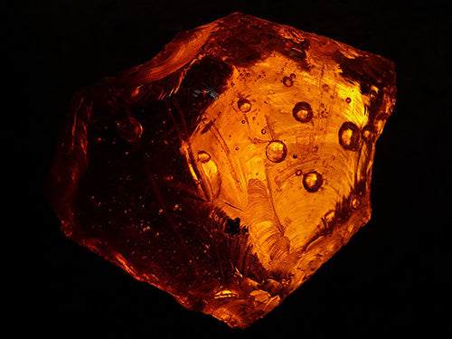 About the Fluorescence and Color Distribution of Orange Diamonds