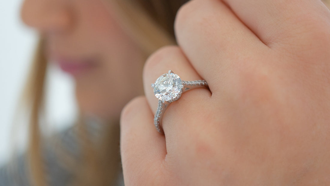 The Twisted Floral Round Brilliant Engagement Ring | Pavé Band | White Gold - Foto 10