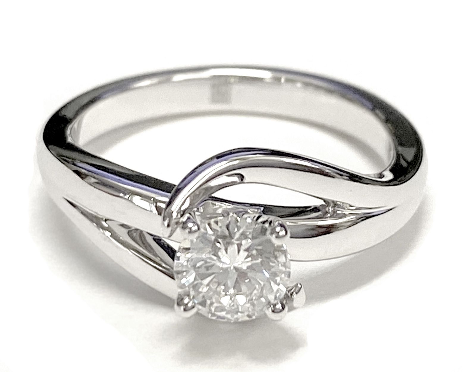 Platinum band of The Leah round engagement ring setting | RockHer