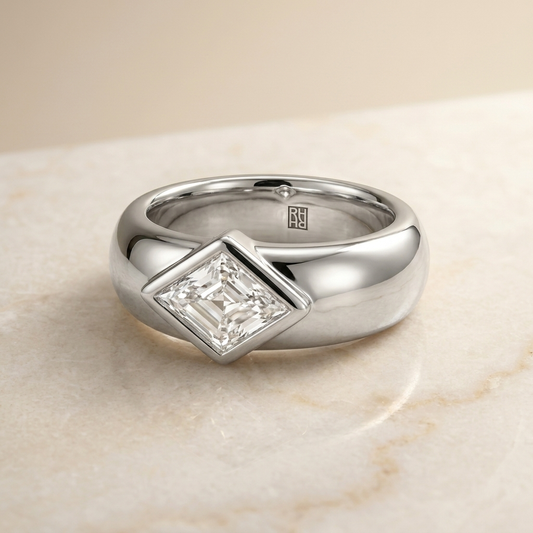 The Remi — Bezel-Set Cigar Band Kite in Platinum