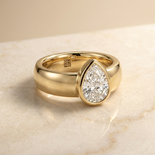 The Remi — Bezel-Set Cigar Band Pear in 18K Yellow Gold