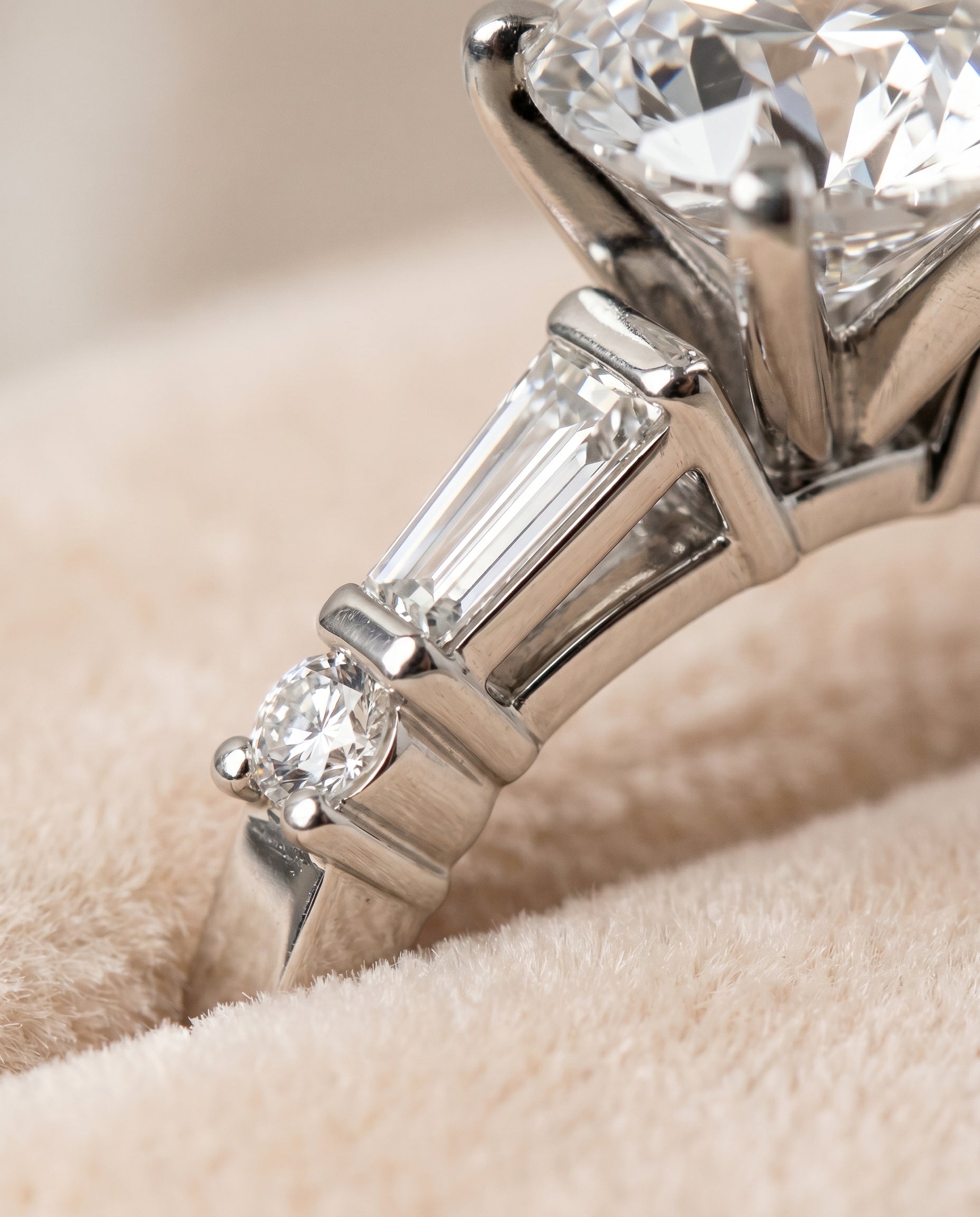 Platinum band of The Diana oval engagement ring setting | RockHer