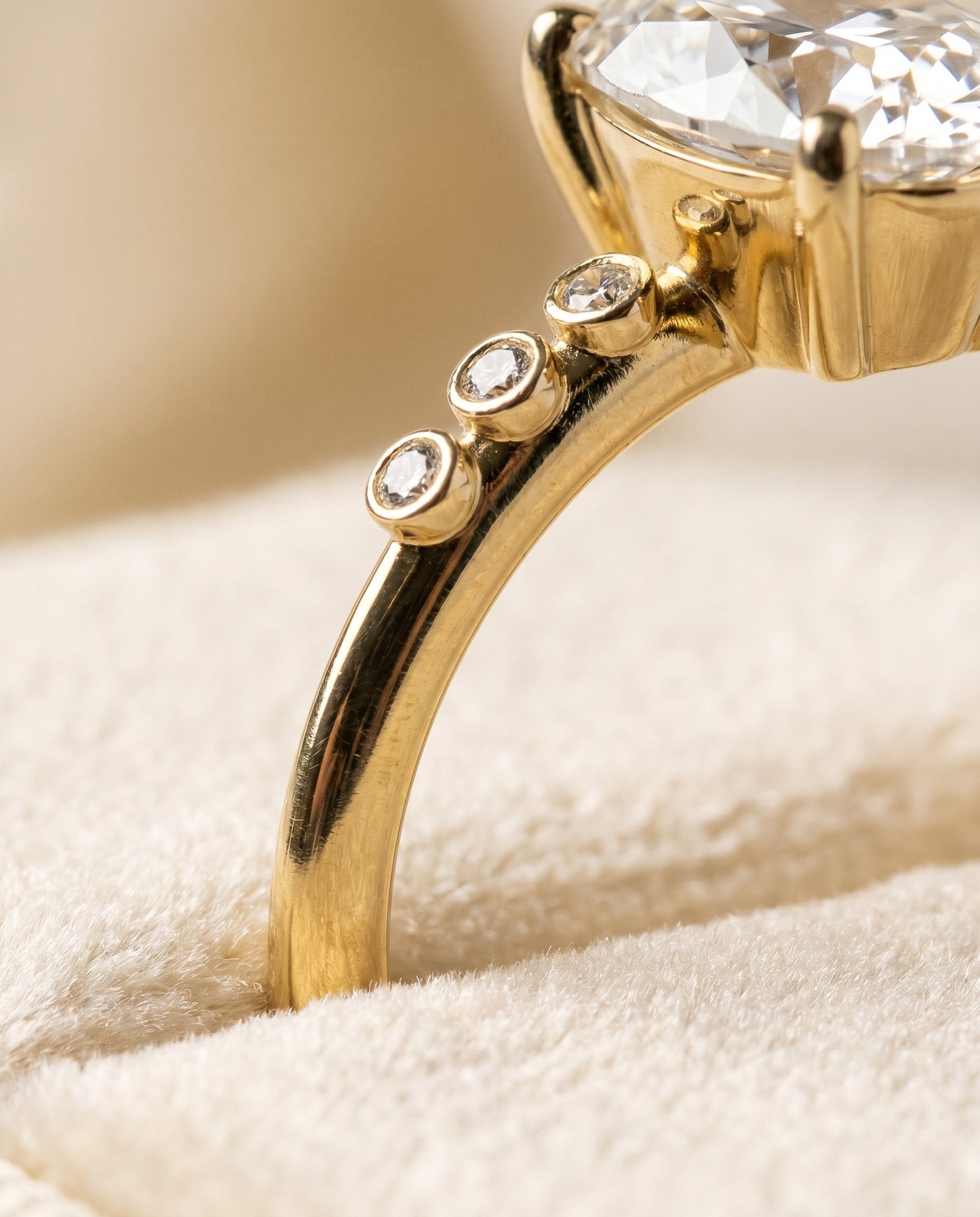 Peggy Select Bezel Accent Solitaire Oval in 14K Yellow Gold – view 4