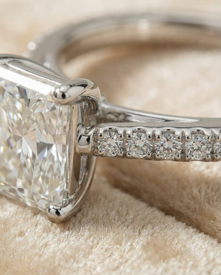 Donna Select Radiant engagement ring in 18K White Gold