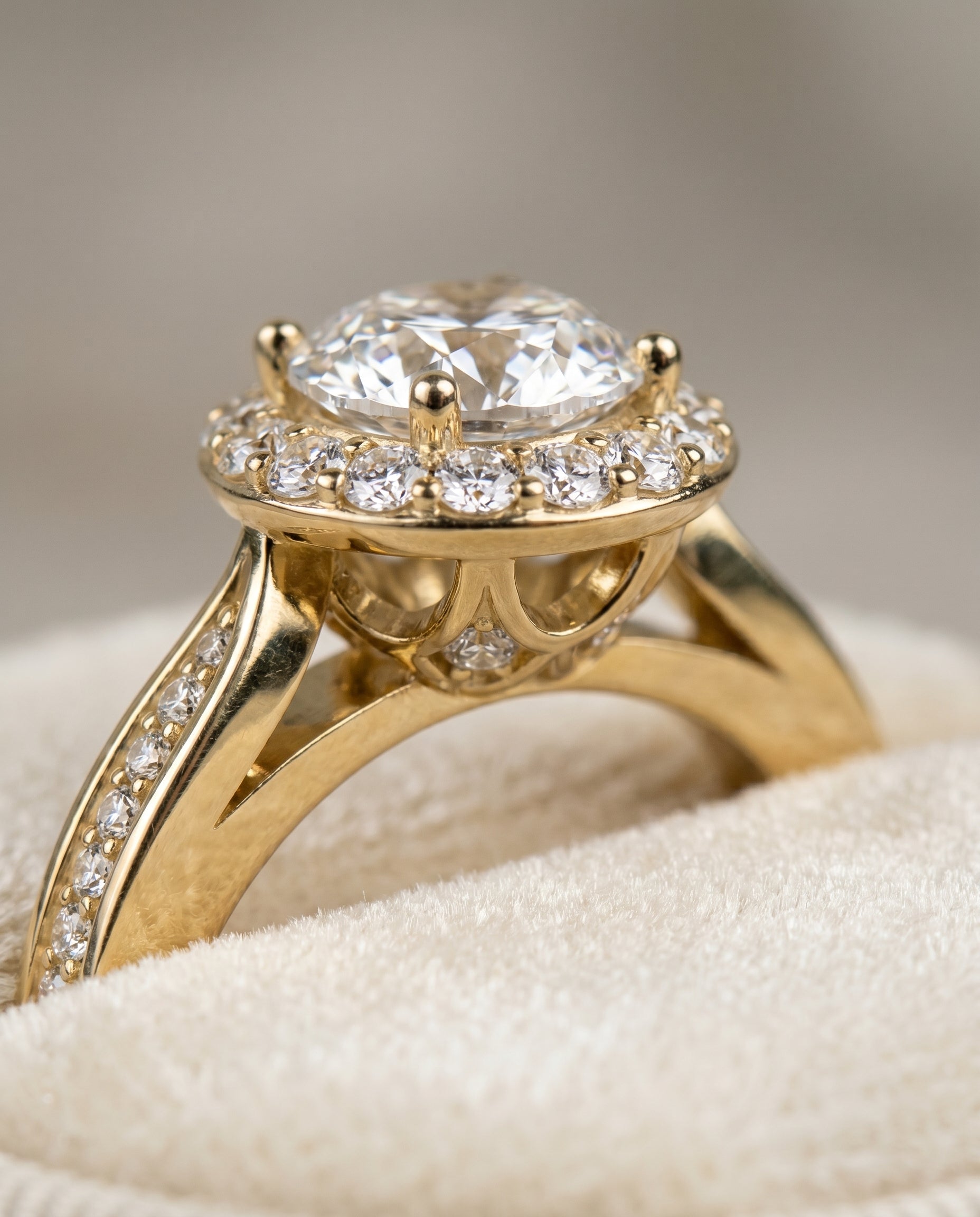 18K Yellow Gold band of The Aria round engagement ring setting | RockHer