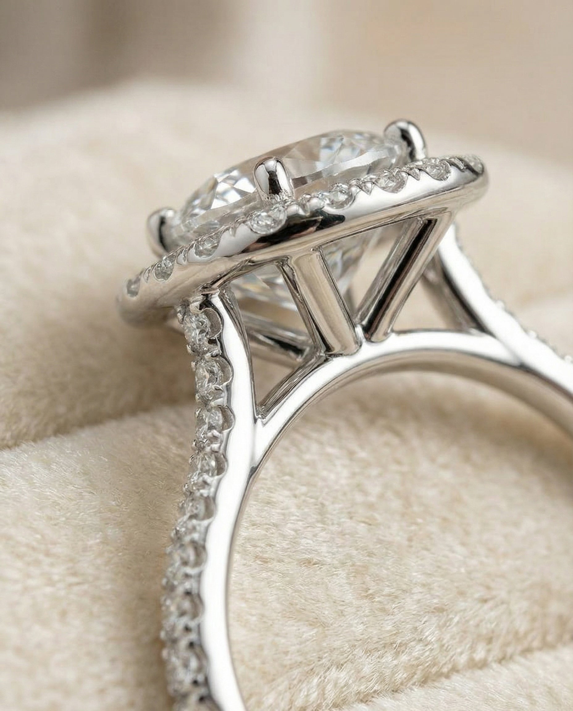 Platinum band of The Everly round engagement ring setting | RockHer