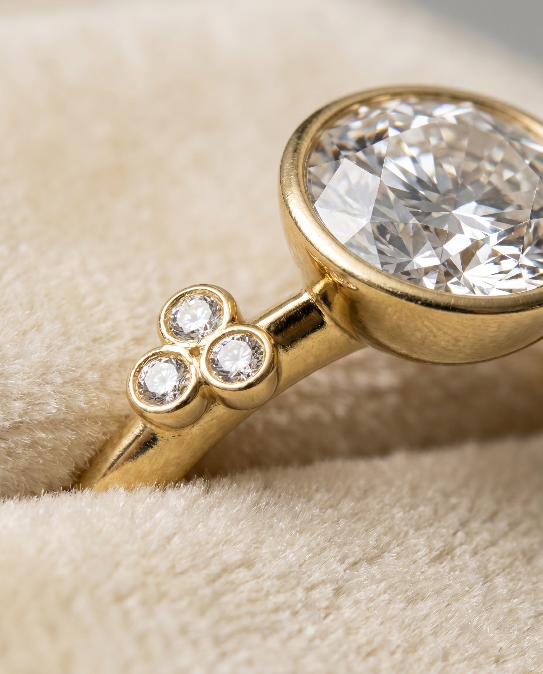 18K Yellow Gold band of The Miley round engagement ring setting | RockHer