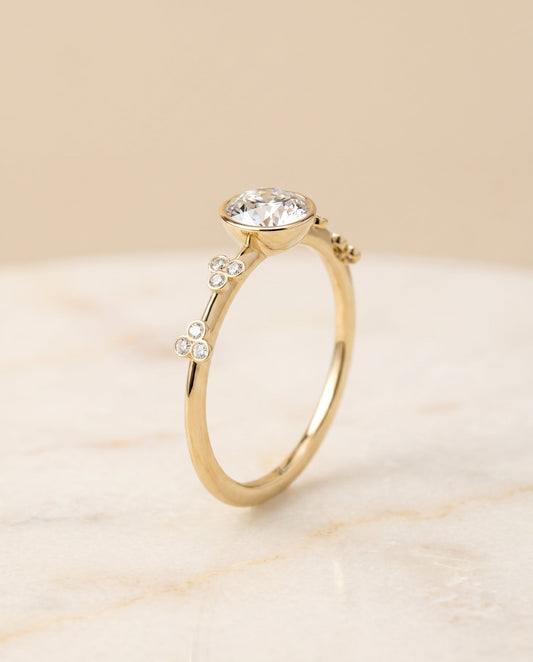 Miley Select Clover Bezel Accent Solitaire Oval in 18K Yellow Gold – view 1
