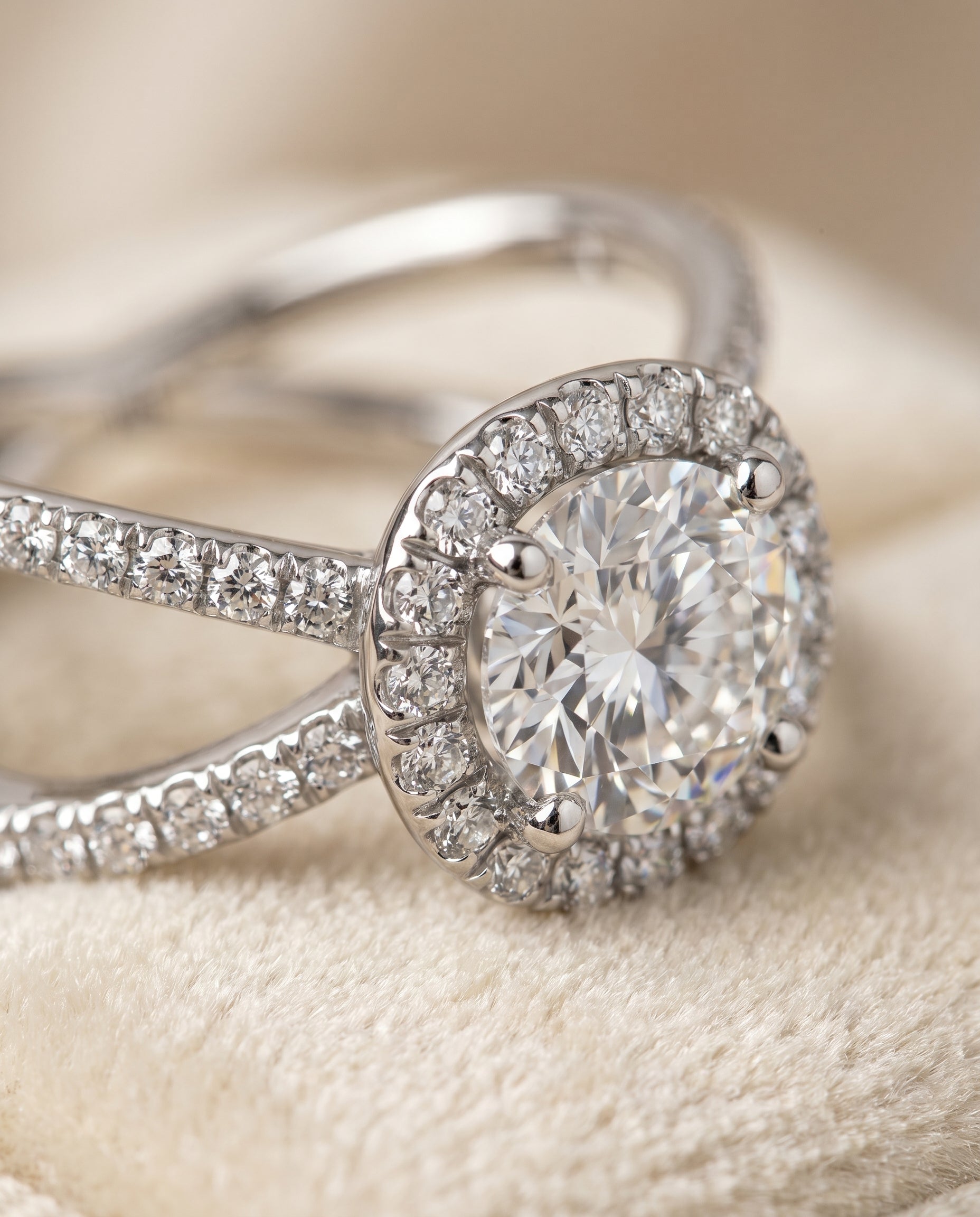 Platinum band of The Joan round engagement ring setting | RockHer