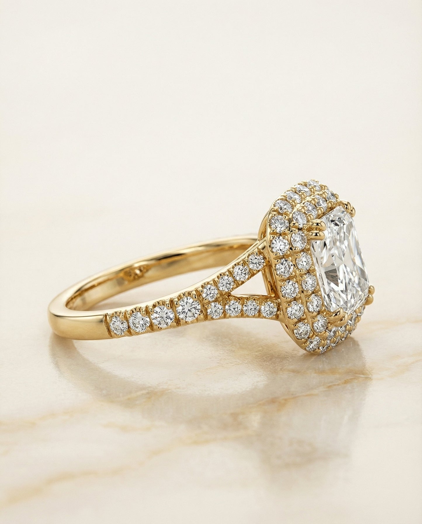 Betty Select Radiant engagement ring in 18K Yellow Gold
