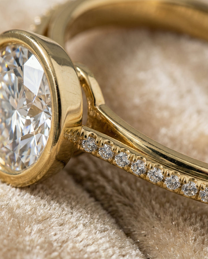 Cappella Select linear bezel pavé round ring in 14K Yellow Gold — detail — RockHer