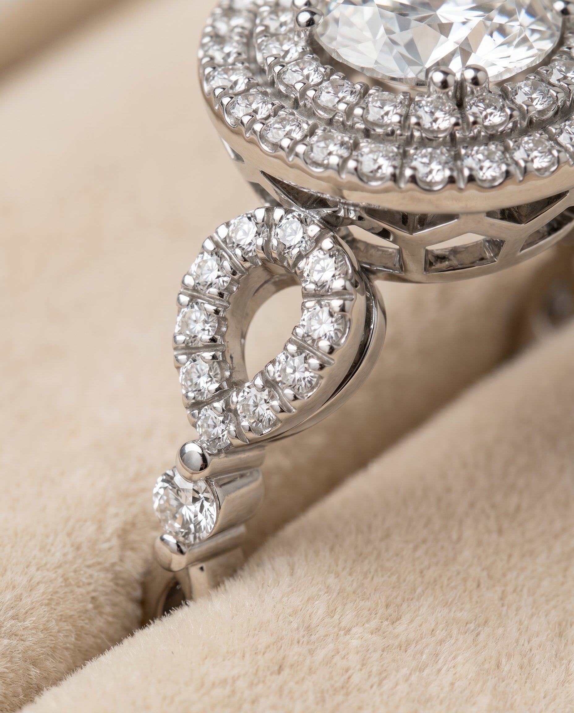 Platinum band of The Calypso round engagement ring setting | RockHer