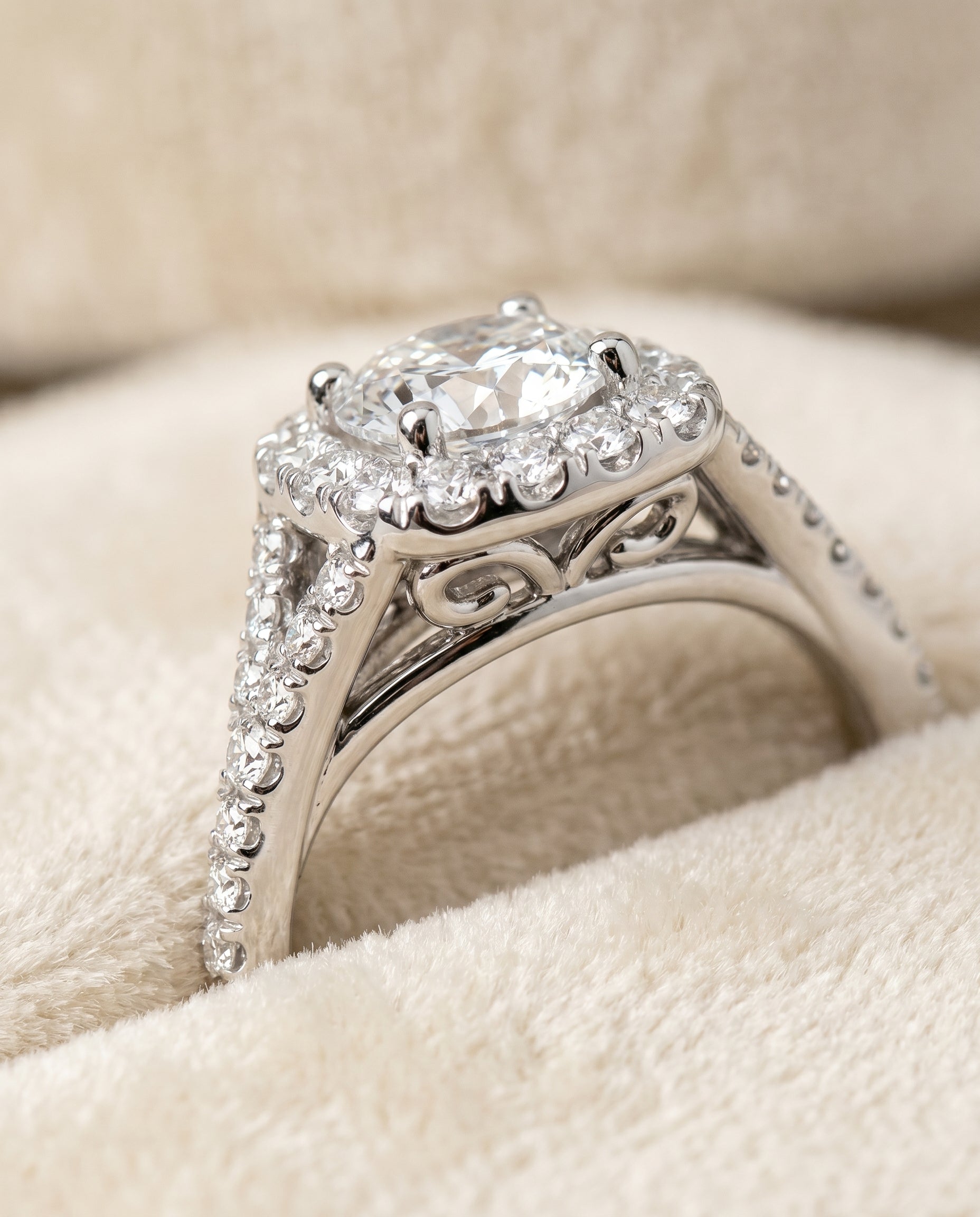 Platinum band of The Billie cushion engagement ring setting | RockHer