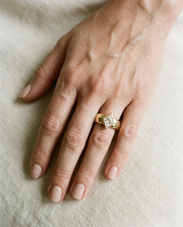 The Remi — Bezel-Set Cigar Band Kite in 18K Yellow Gold
