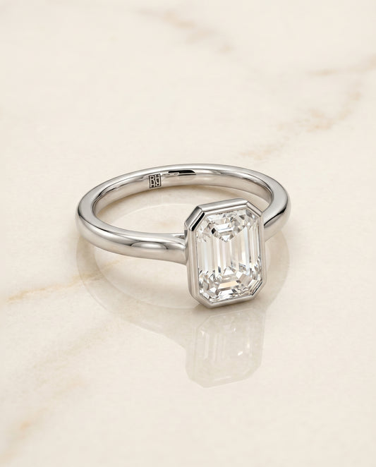 Simple Bezel Solitaire Emerald in Platinum