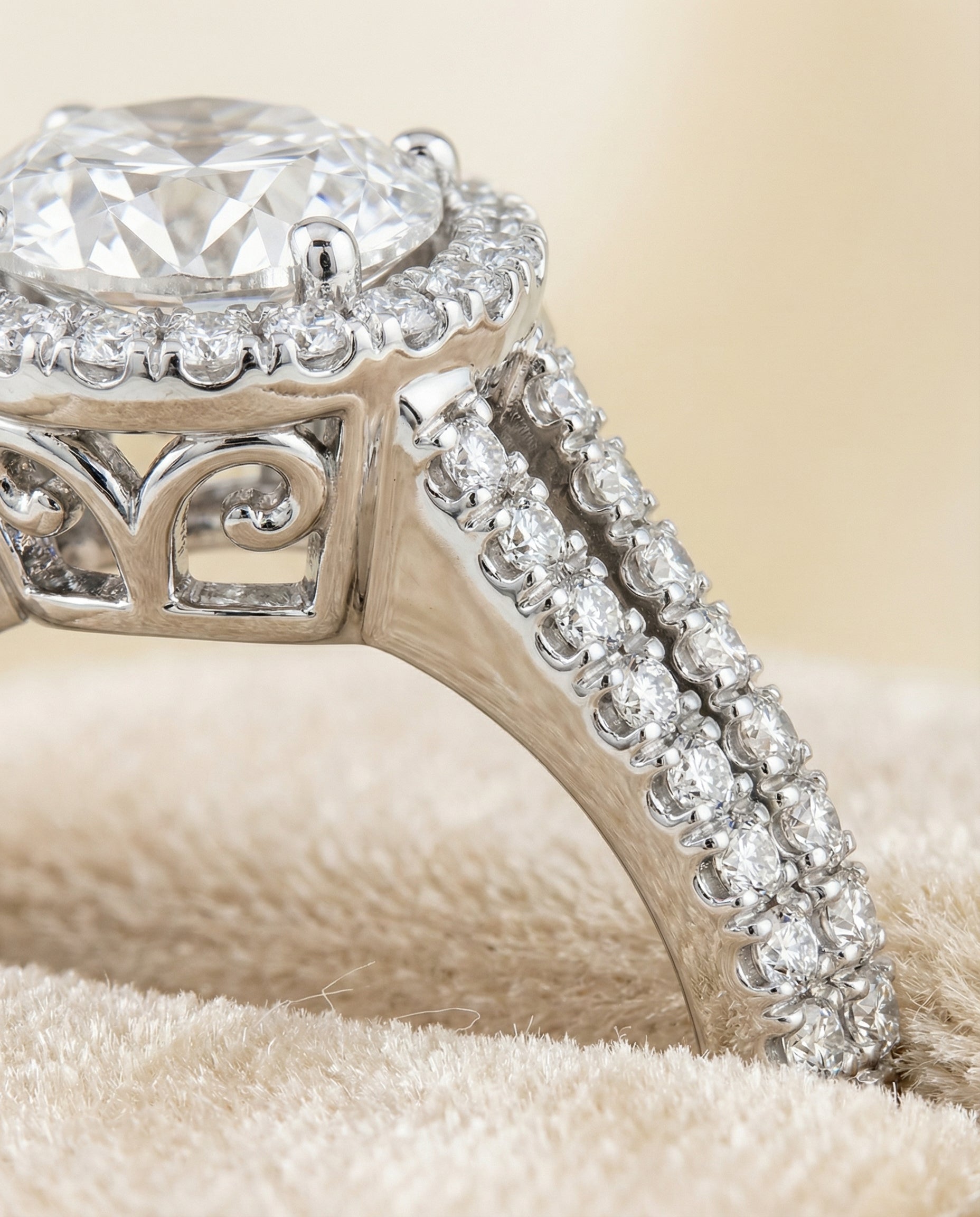 The Aretha setting for round diamonds, made to order in 18K White Gold | RockHer
