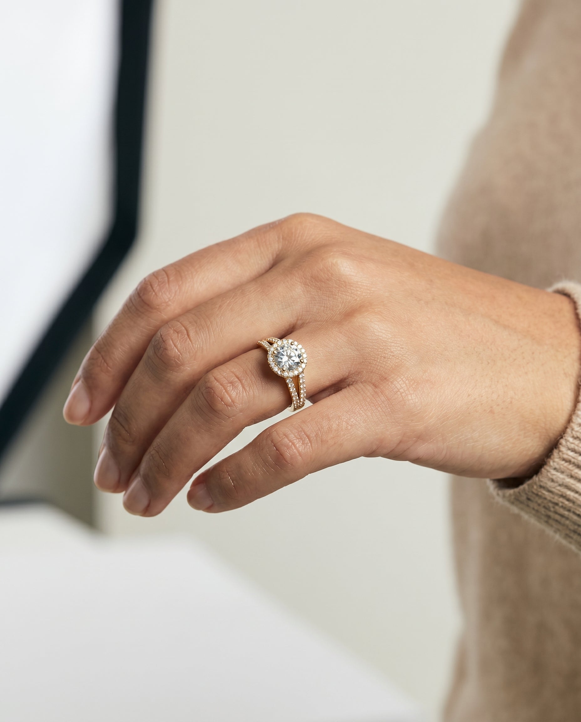 The Aretha setting for round diamonds, made to order in 18K Yellow Gold | RockHer