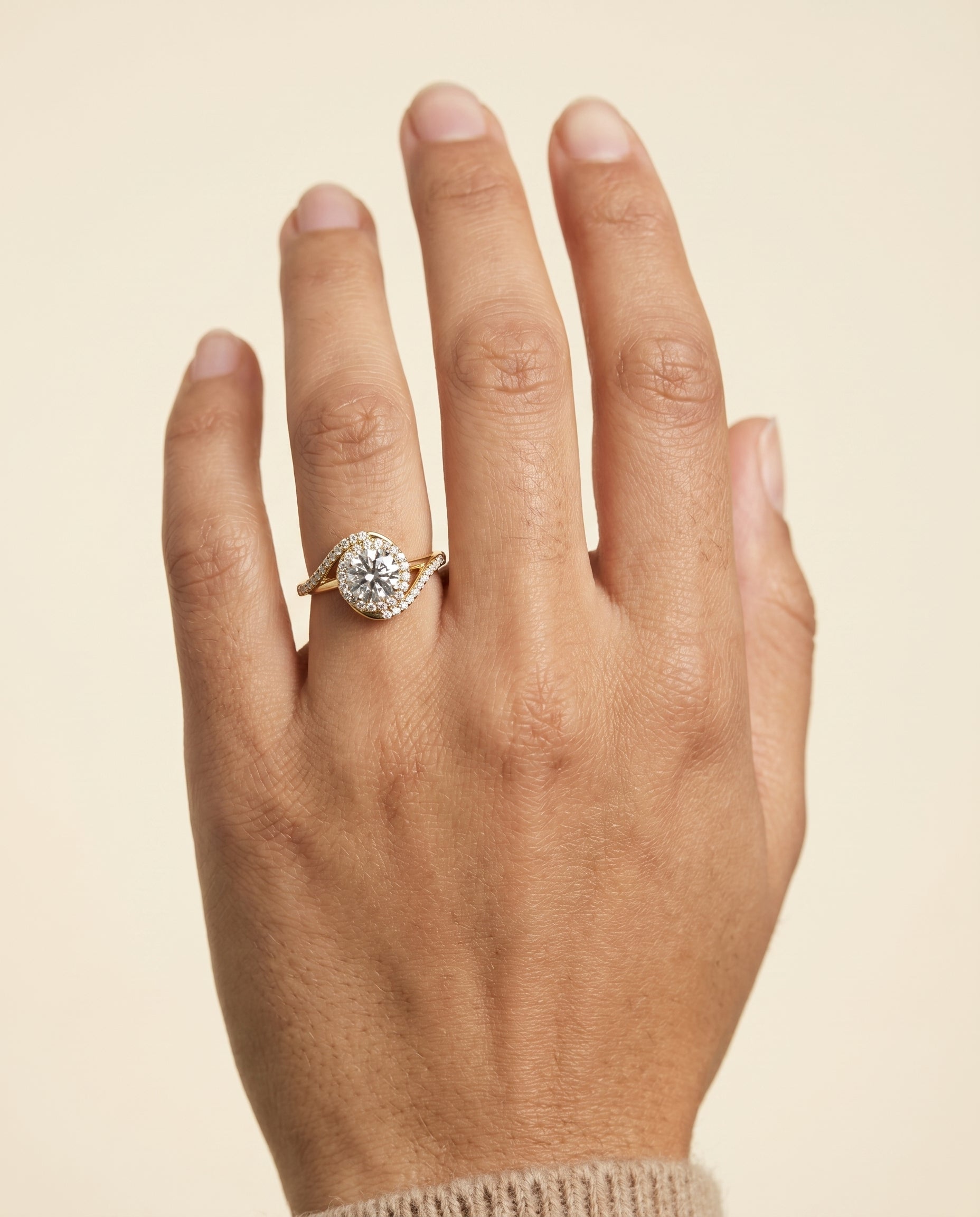 The Ariana setting for round diamonds, made to order in 18K Yellow Gold | RockHer