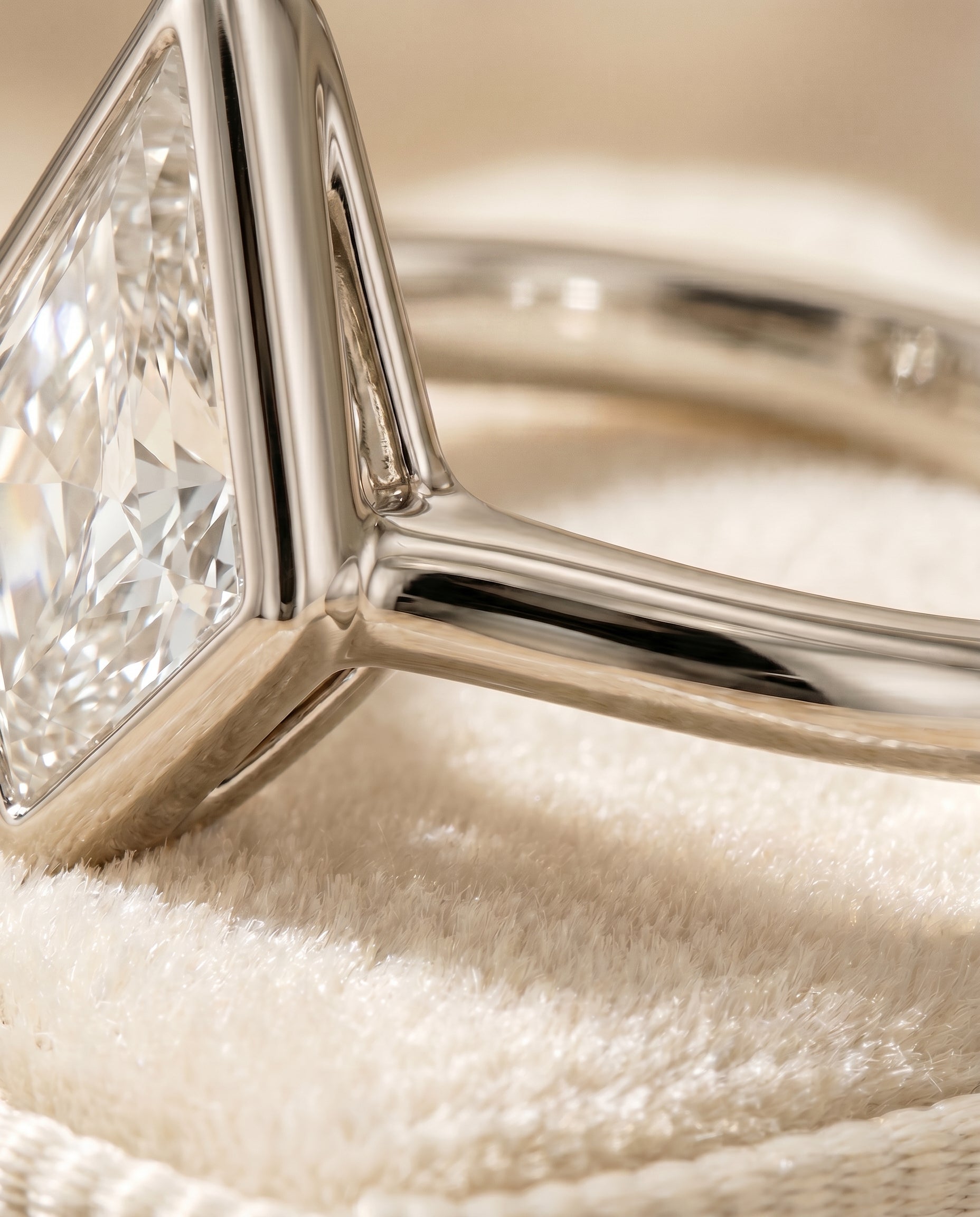 18K White Gold band of The Agnes kite engagement ring setting | RockHer