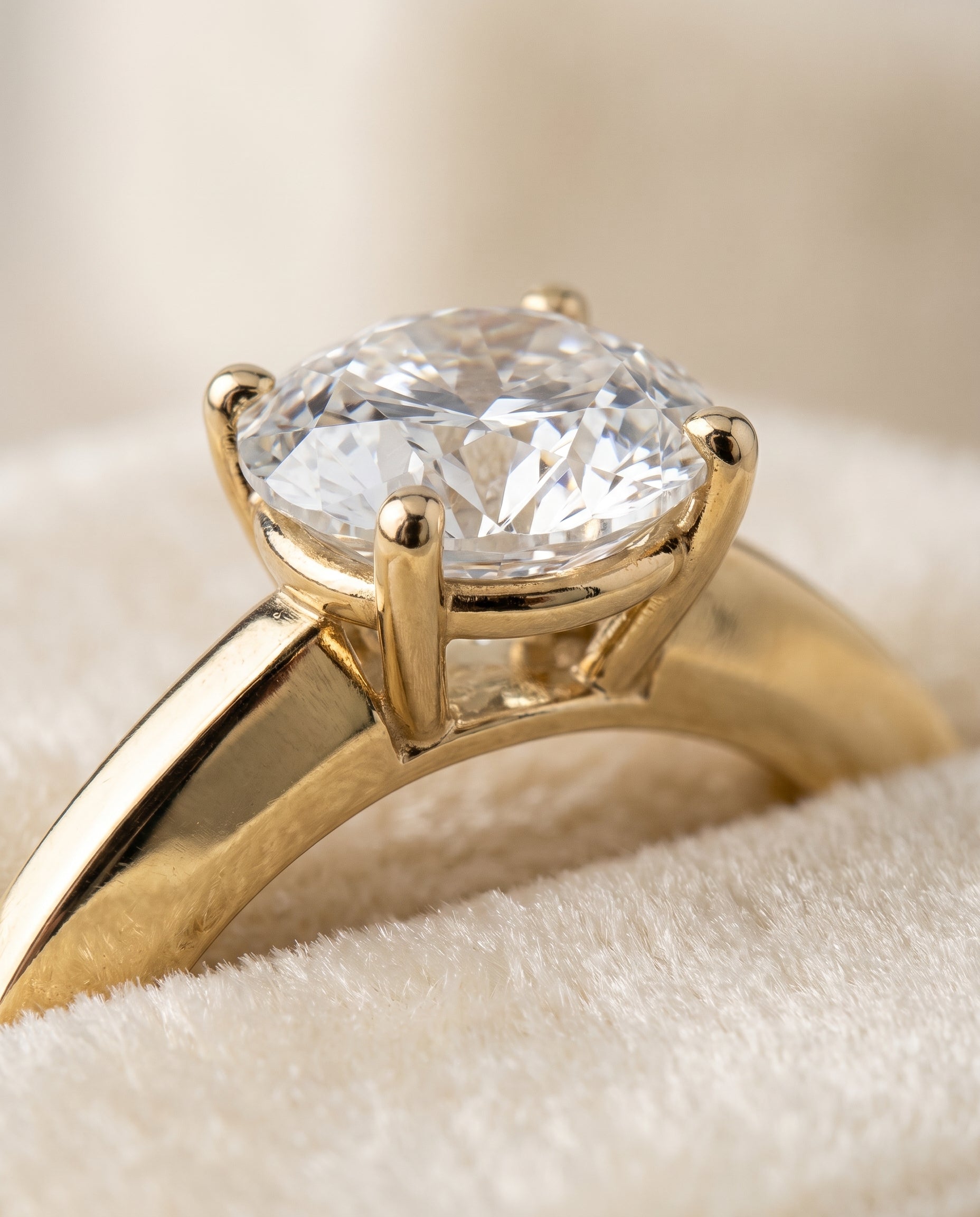 18K Yellow Gold band of The Carmen round engagement ring setting | RockHer