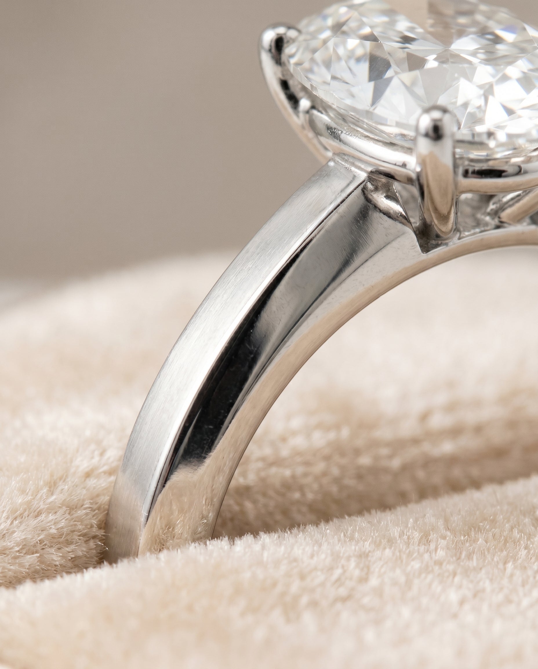 Platinum band of The Carmen oval engagement ring setting | RockHer