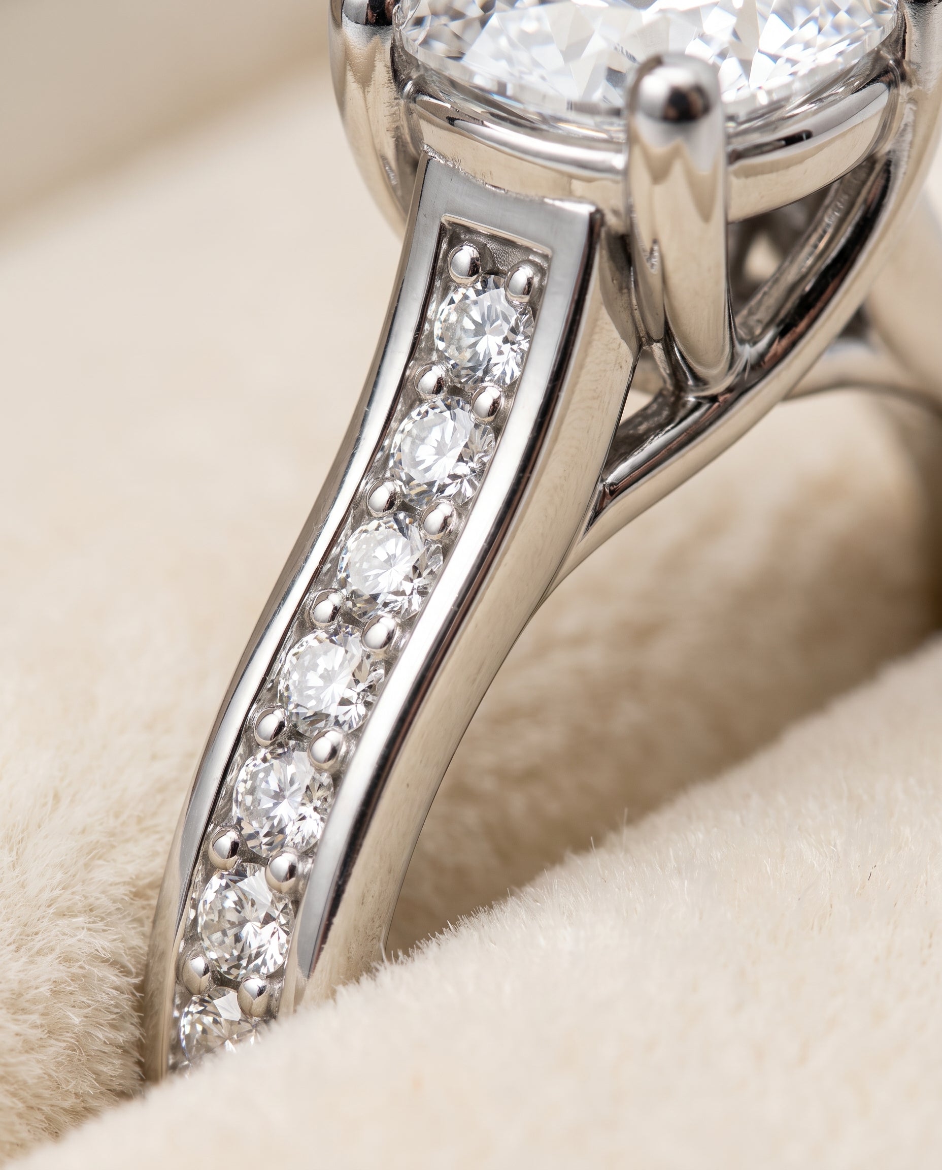 Platinum band of The Celesta cushion engagement ring setting | RockHer