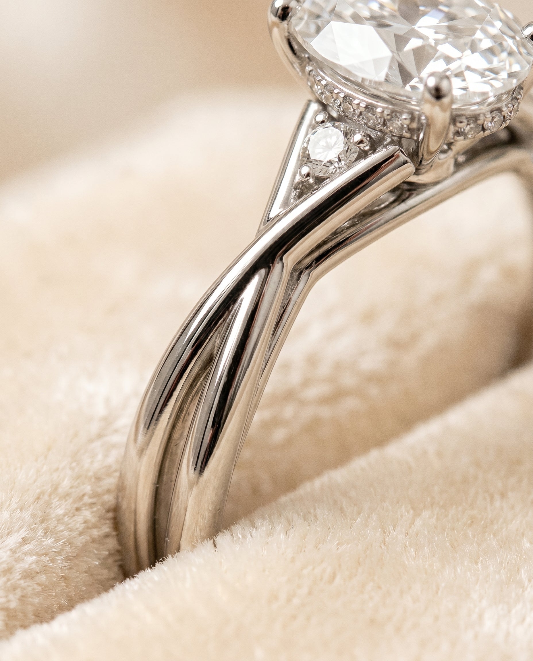 18K White Gold band of The Dusty oval engagement ring setting | RockHer