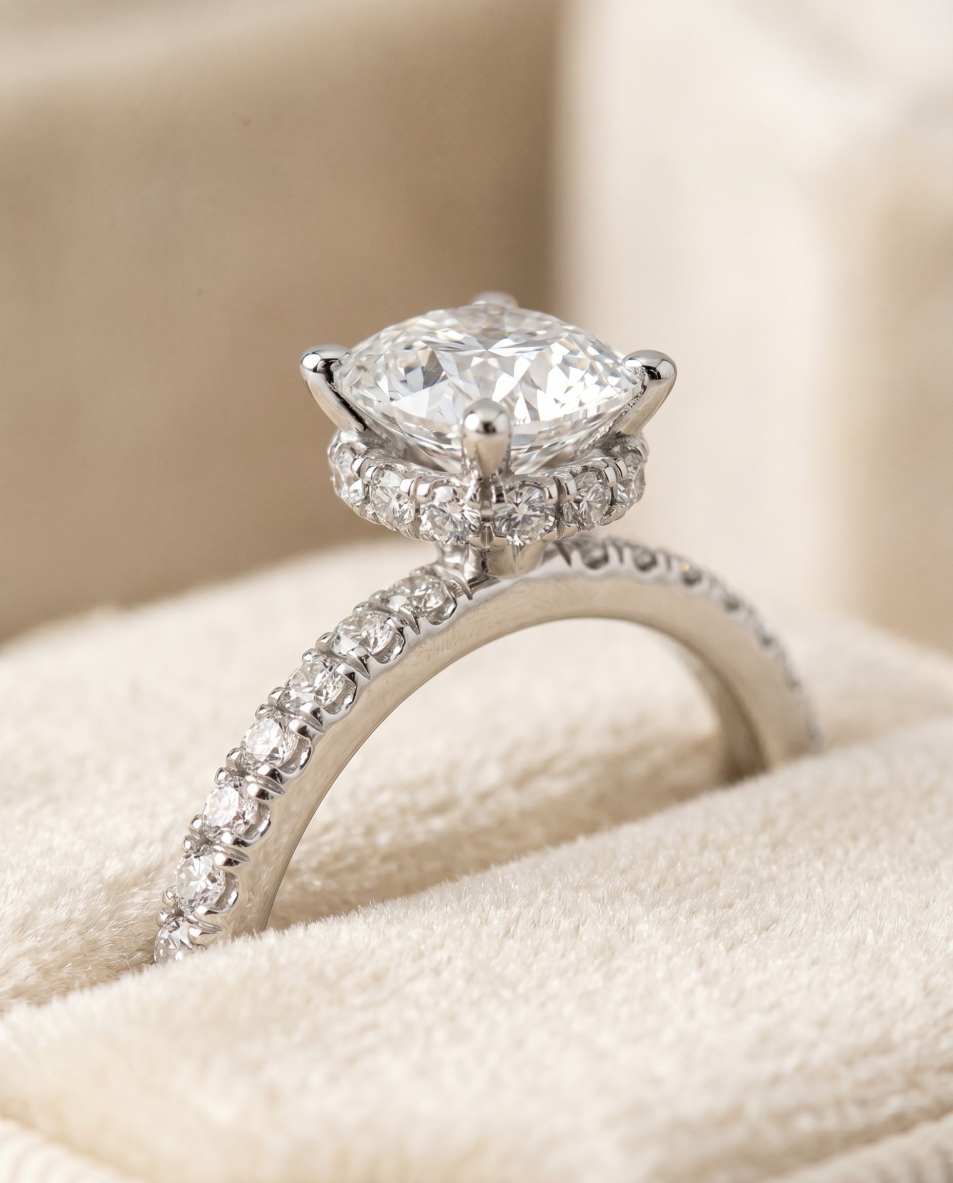 Platinum band of The Elliott cushion engagement ring setting | RockHer