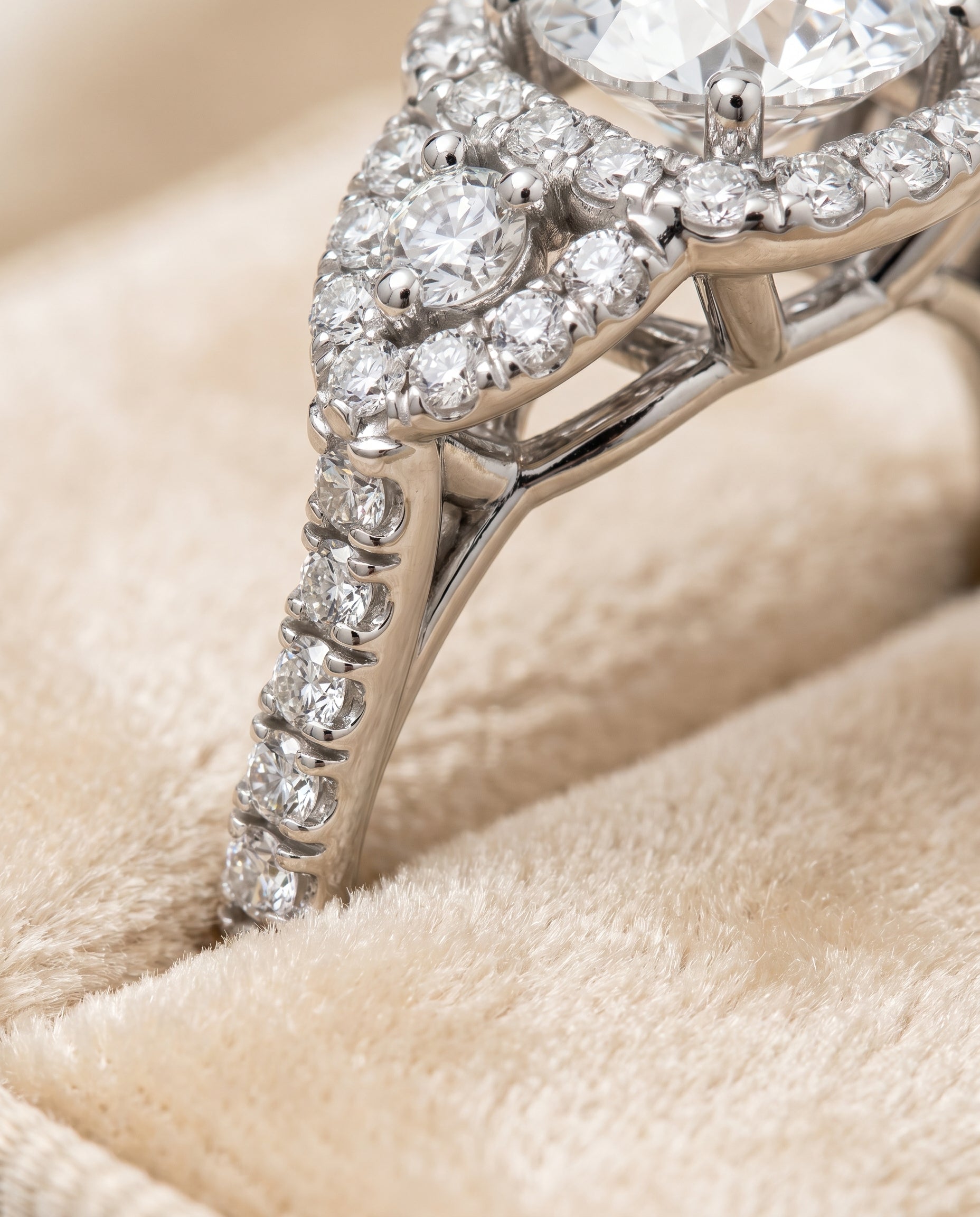 Platinum band of The Jennifer round engagement ring setting | RockHer