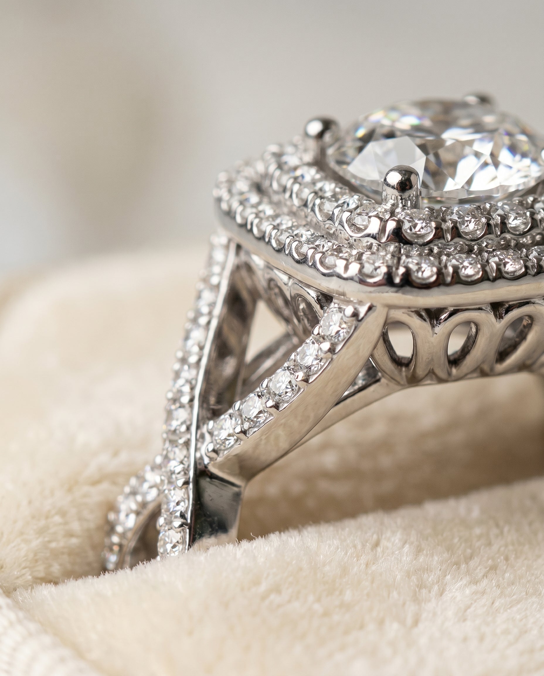 Platinum band of The Macy round engagement ring setting | RockHer