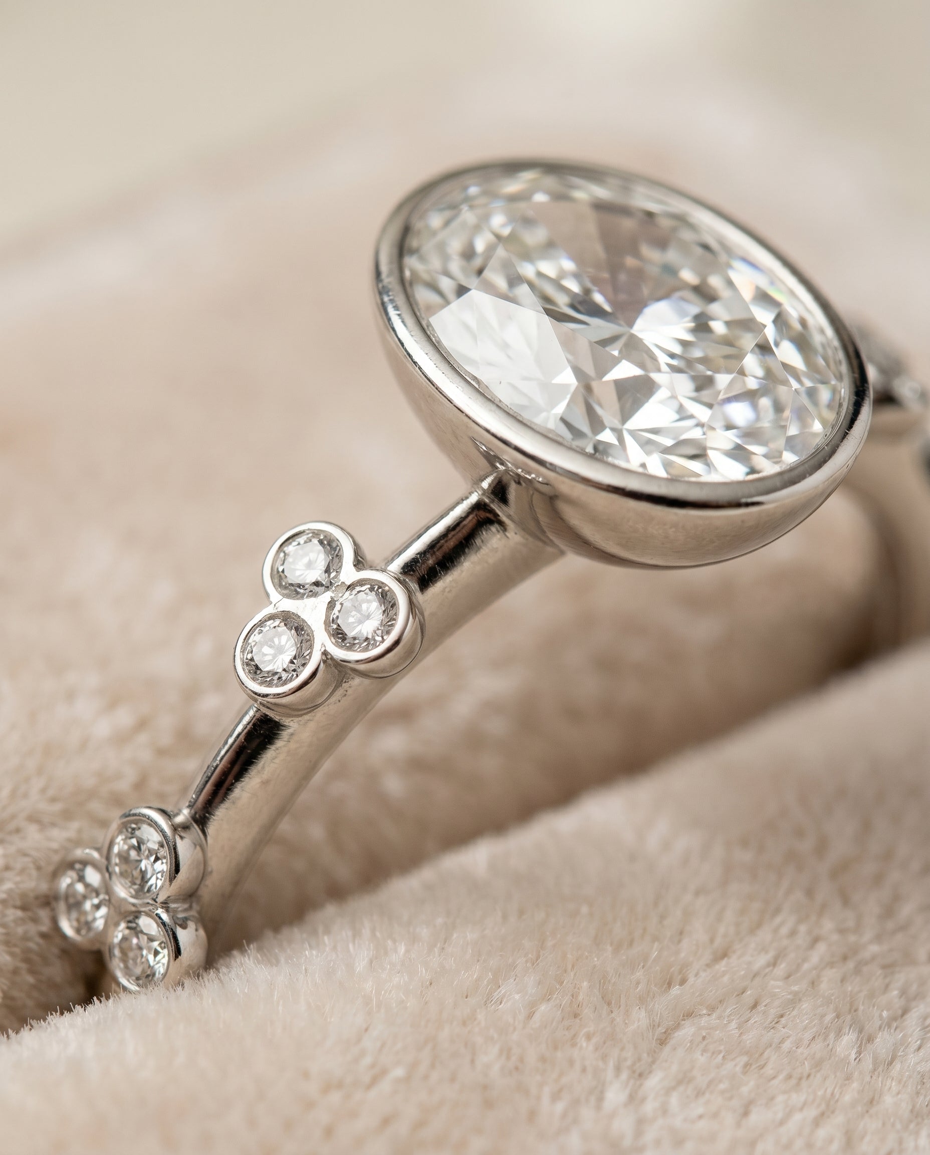 Platinum band of The Miley oval engagement ring setting | RockHer