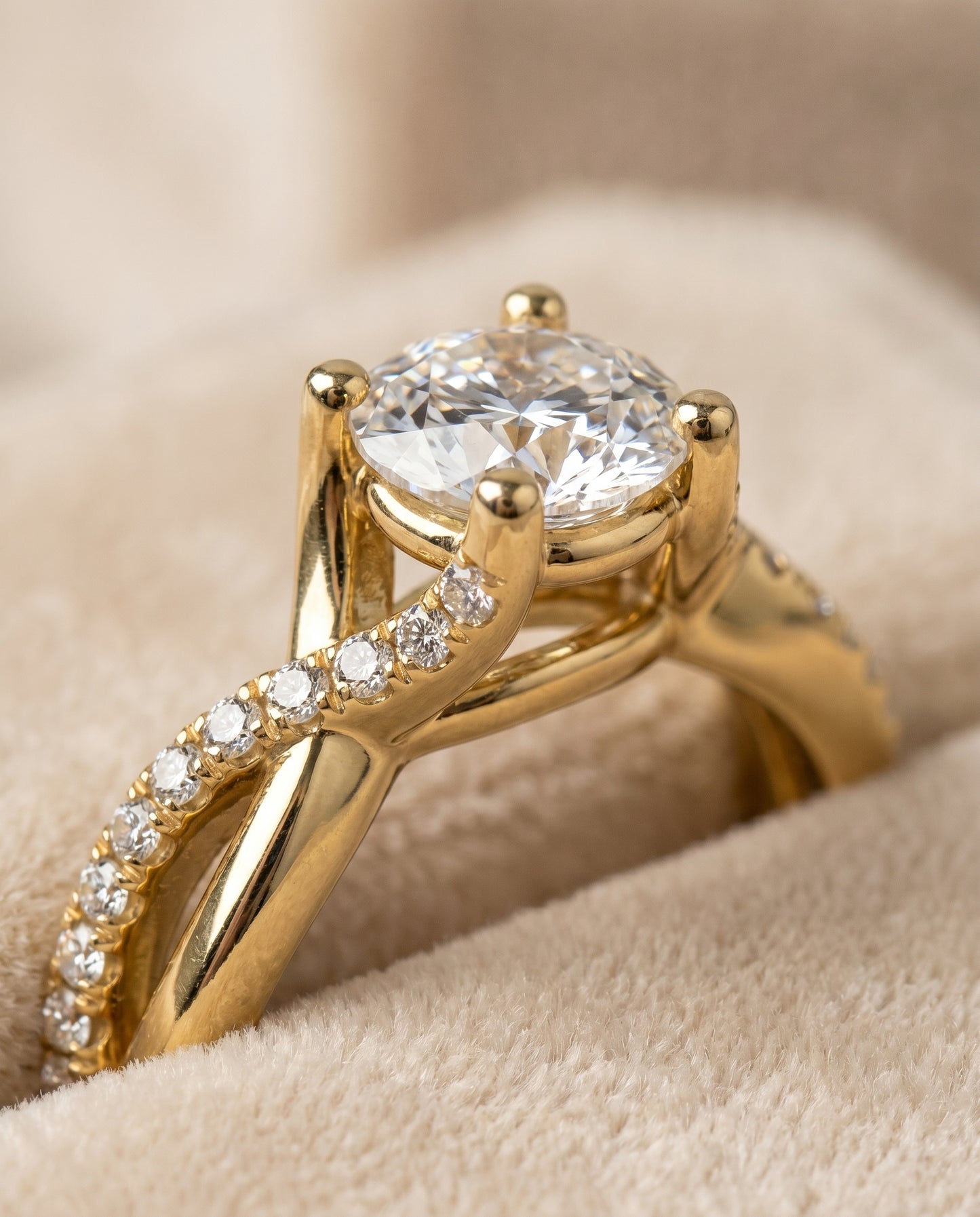 Round Brilliant, Bypass Pavé Twist, in 18K Yellow Gold, pave setting – detail view | RockHer