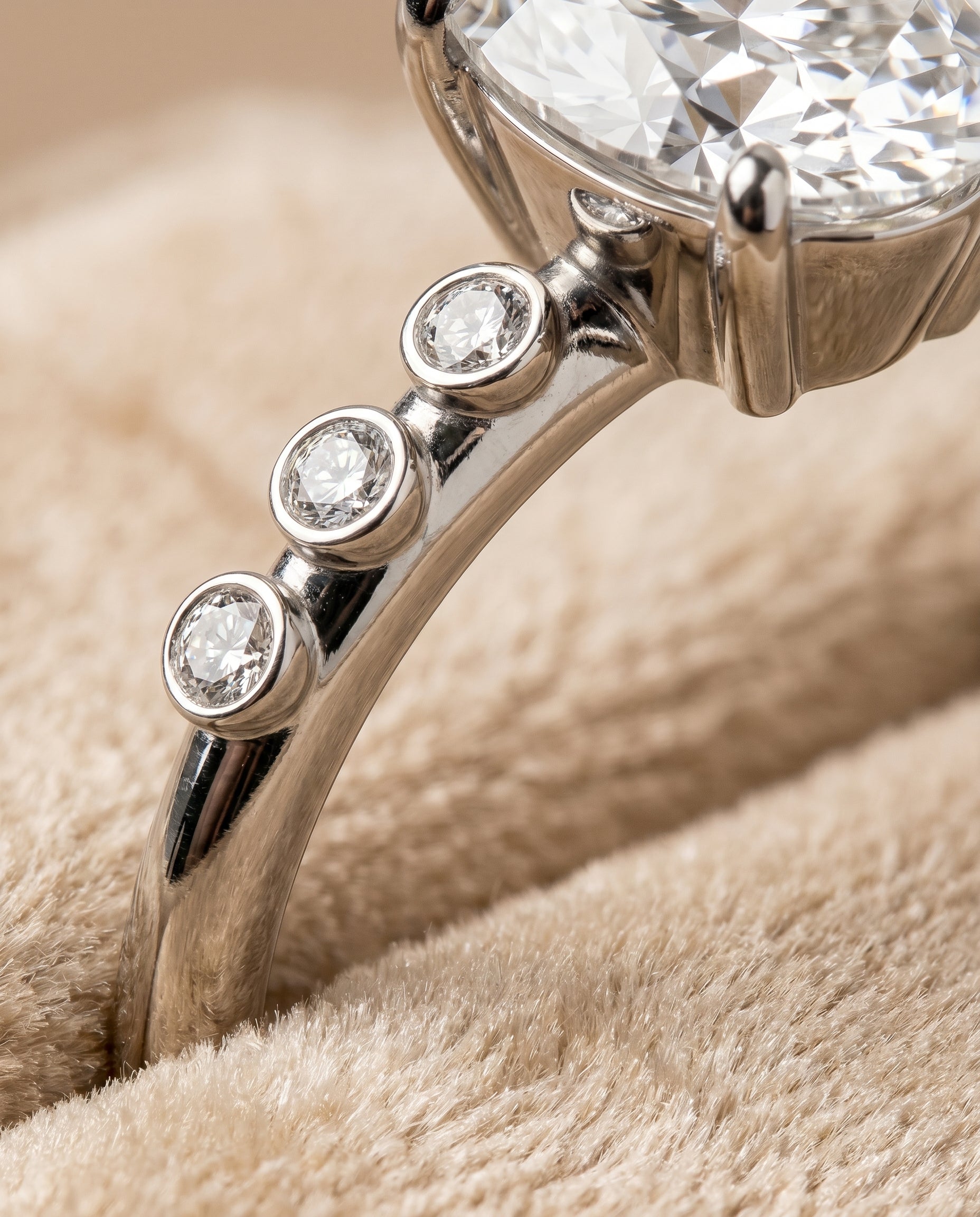 Platinum band of The Peggy oval engagement ring setting | RockHer