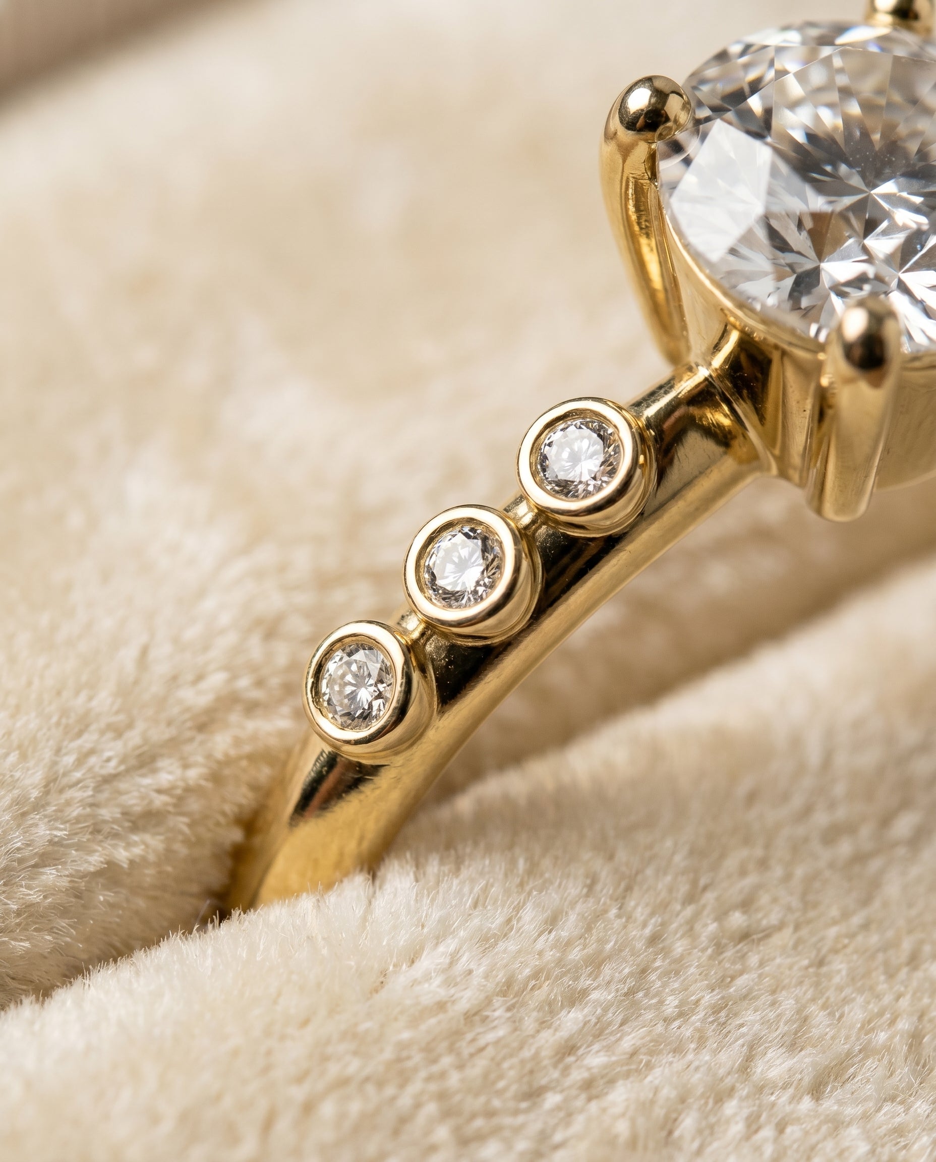 18K Yellow Gold band of The Peggy round engagement ring setting | RockHer