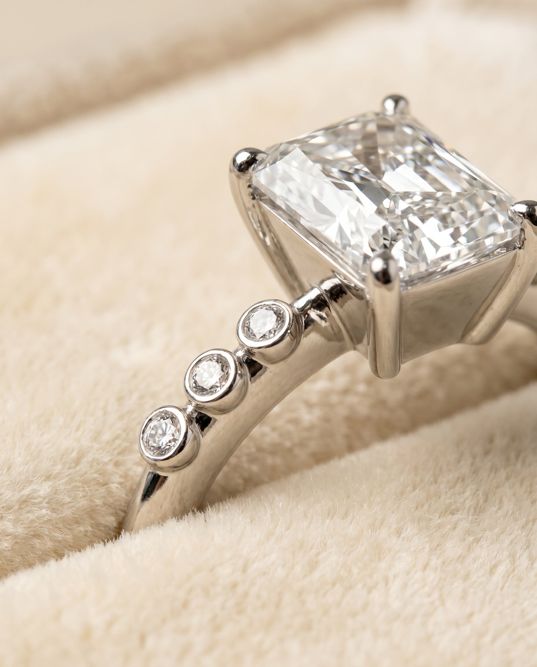 Platinum band of The Peggy radiant engagement ring setting | RockHer