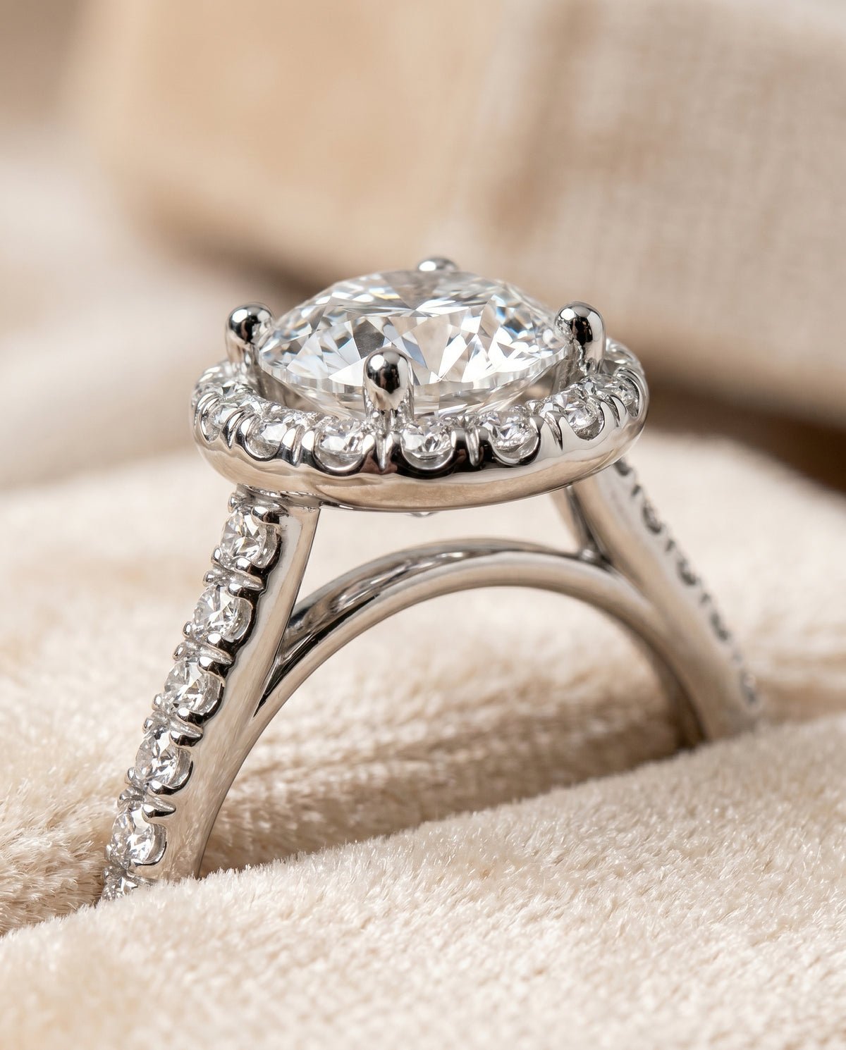 Platinum band of The Sade round engagement ring setting | RockHer
