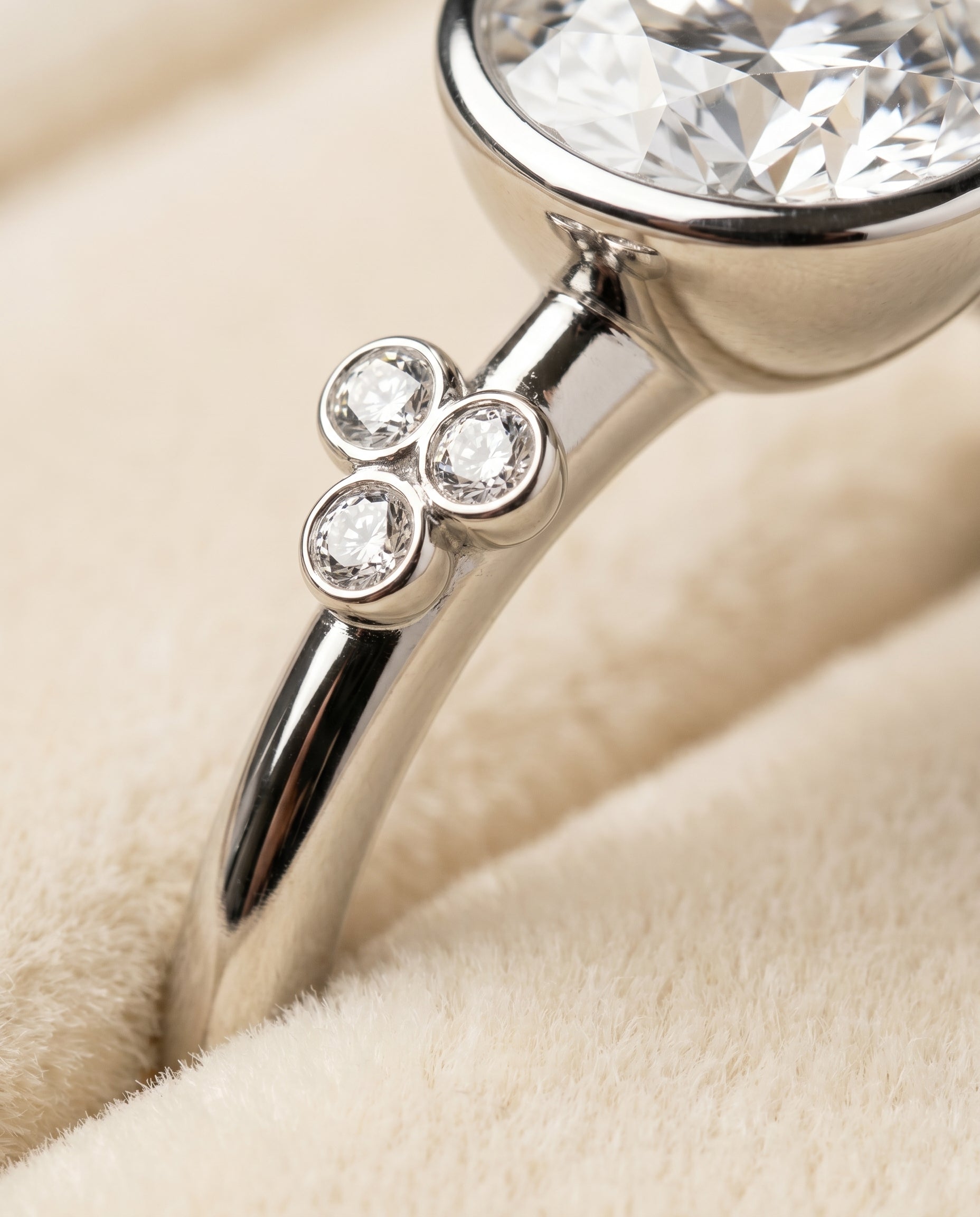 Platinum band of The Selena round engagement ring setting | RockHer
