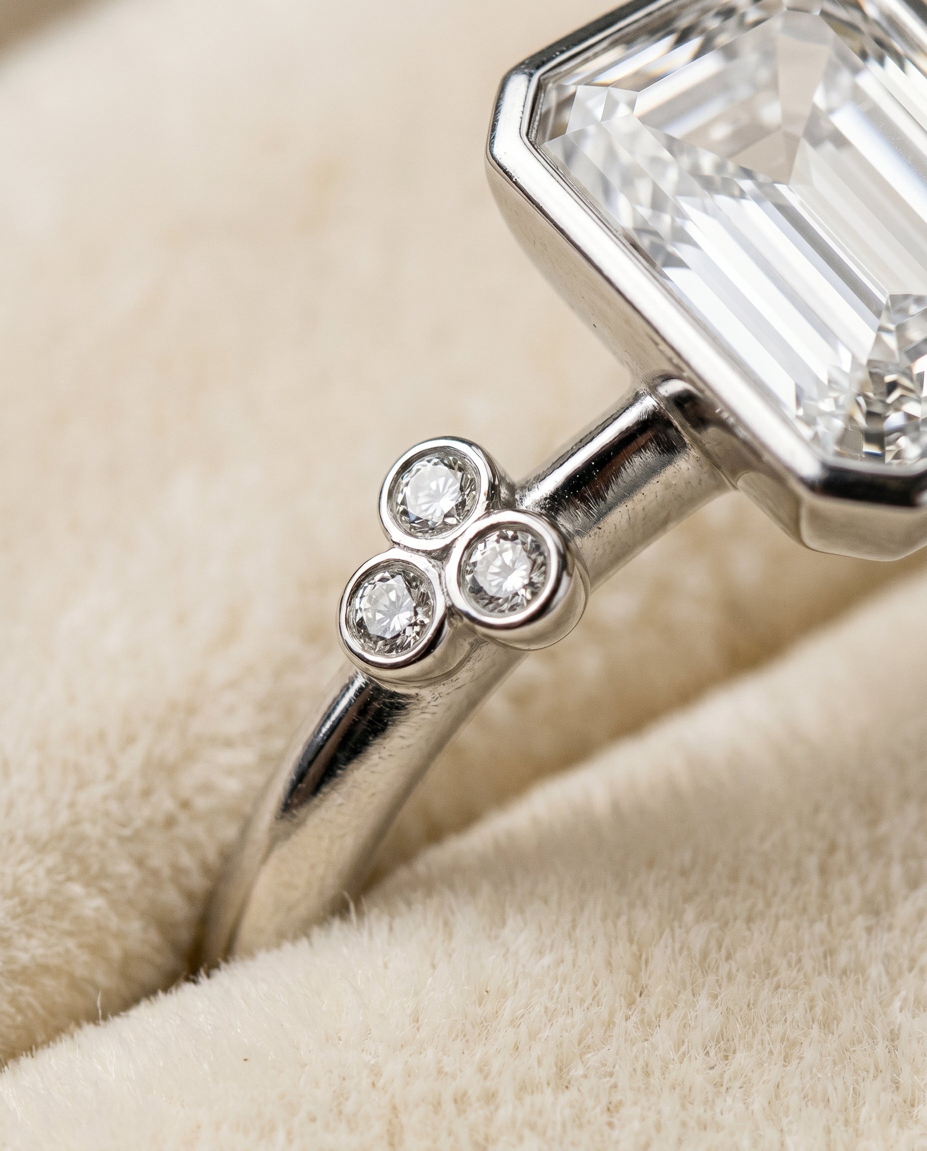 Platinum band of The Selena radiant engagement ring setting | RockHer