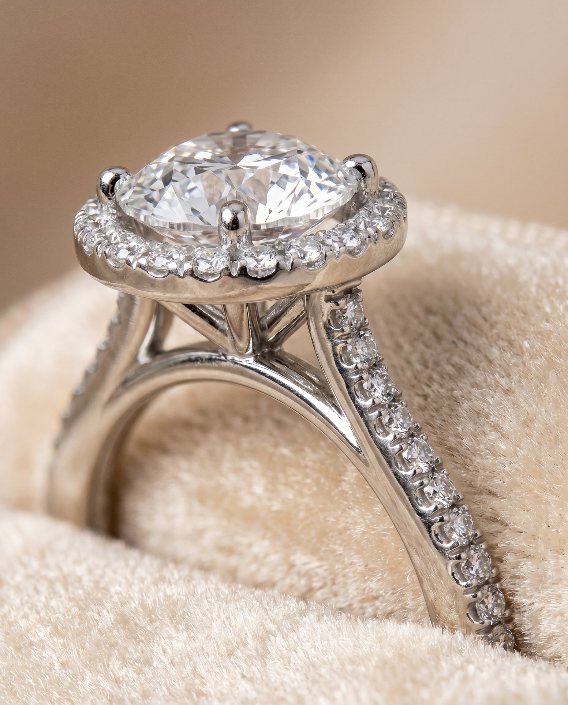 Platinum band of The Sonata round engagement ring setting | RockHer