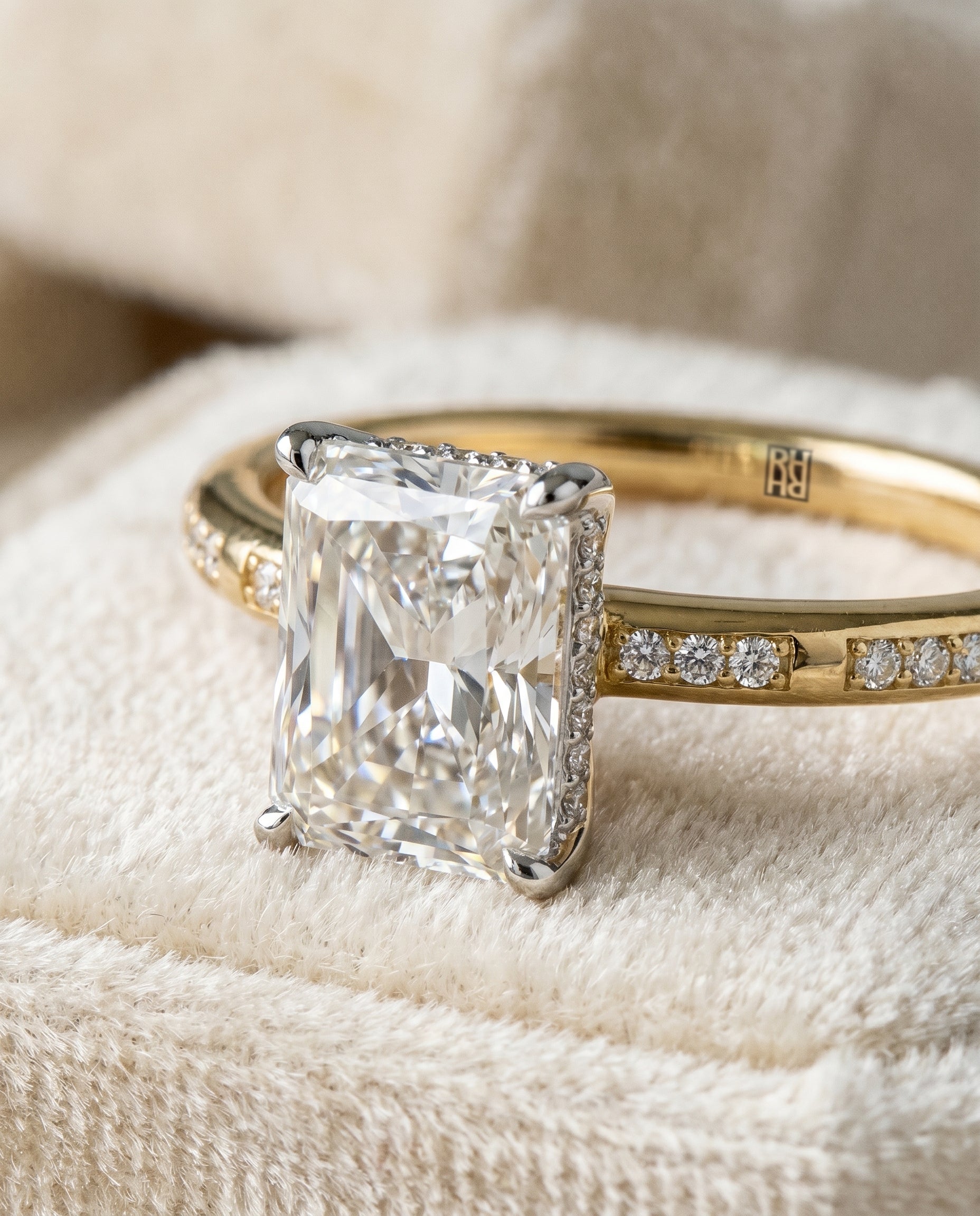 18K Yellow Gold band of The Wanda radiant engagement ring setting | RockHer
