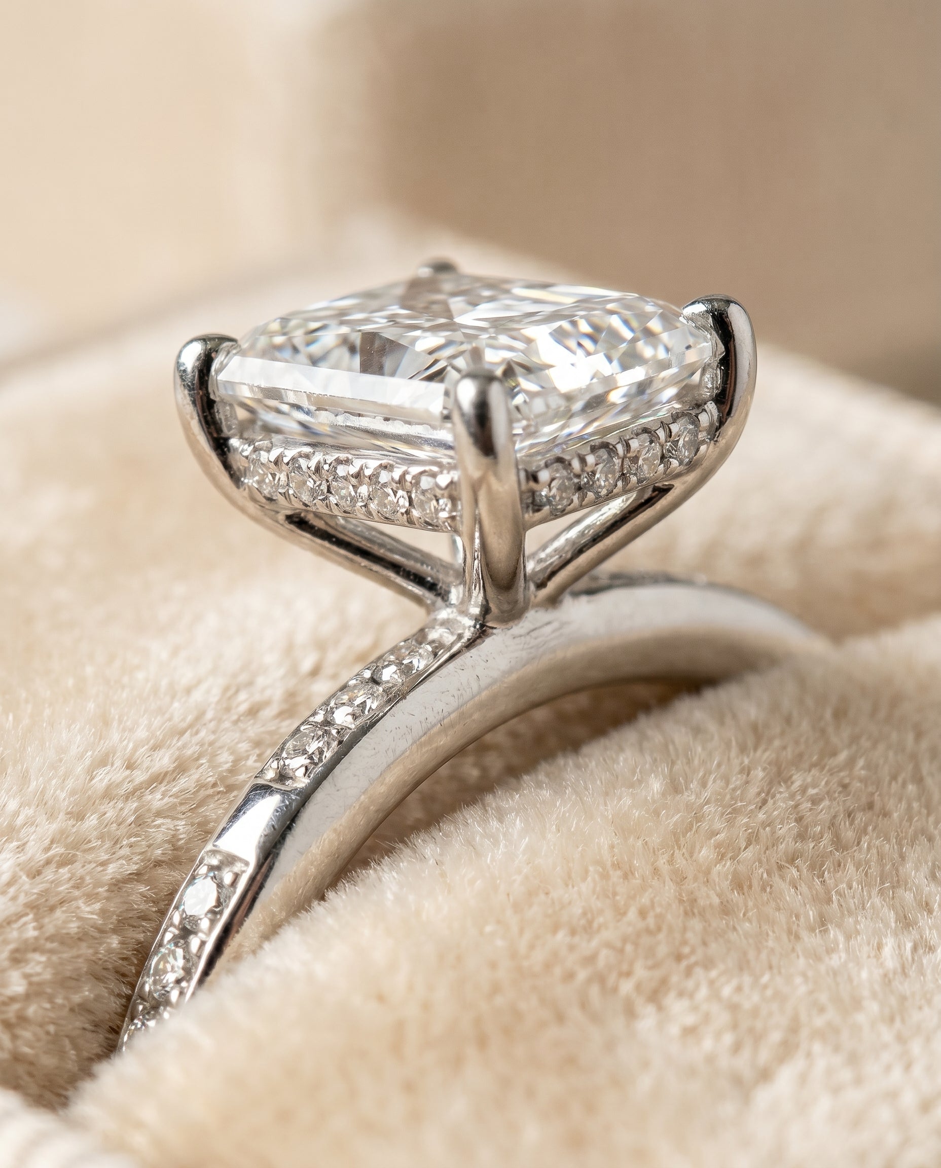Platinum band of The Wanda radiant engagement ring setting | RockHer