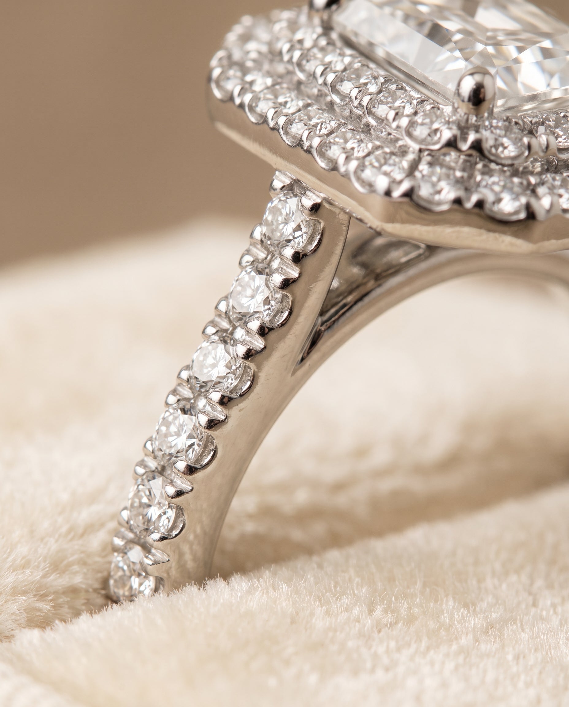 Platinum band of The Whitney radiant engagement ring setting | RockHer