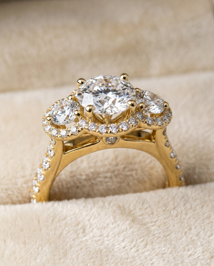 Round Brilliant, Three Stone Halo, in 18K Yellow Gold, pave setting – detail view | RockHer