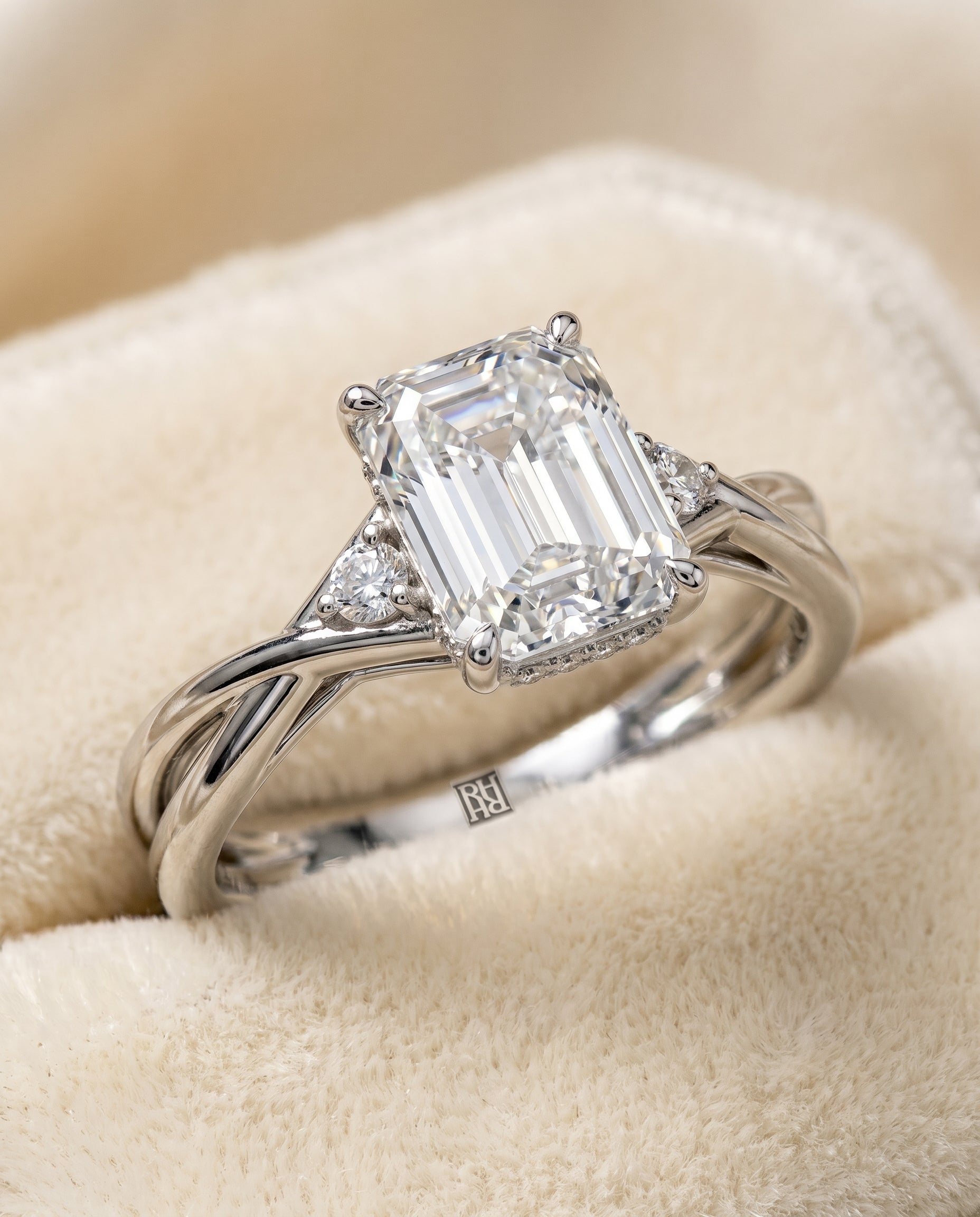 Platinum band of The Dusty emerald engagement ring setting | RockHer