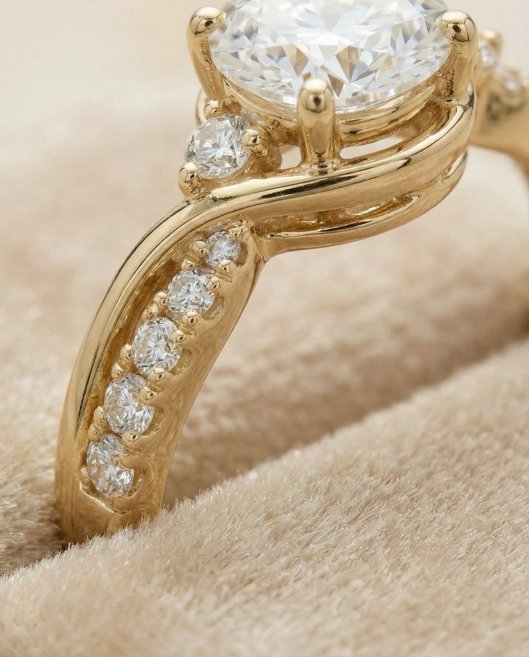 The Alice setting for round diamonds, made to order in 18K Yellow Gold | RockHer