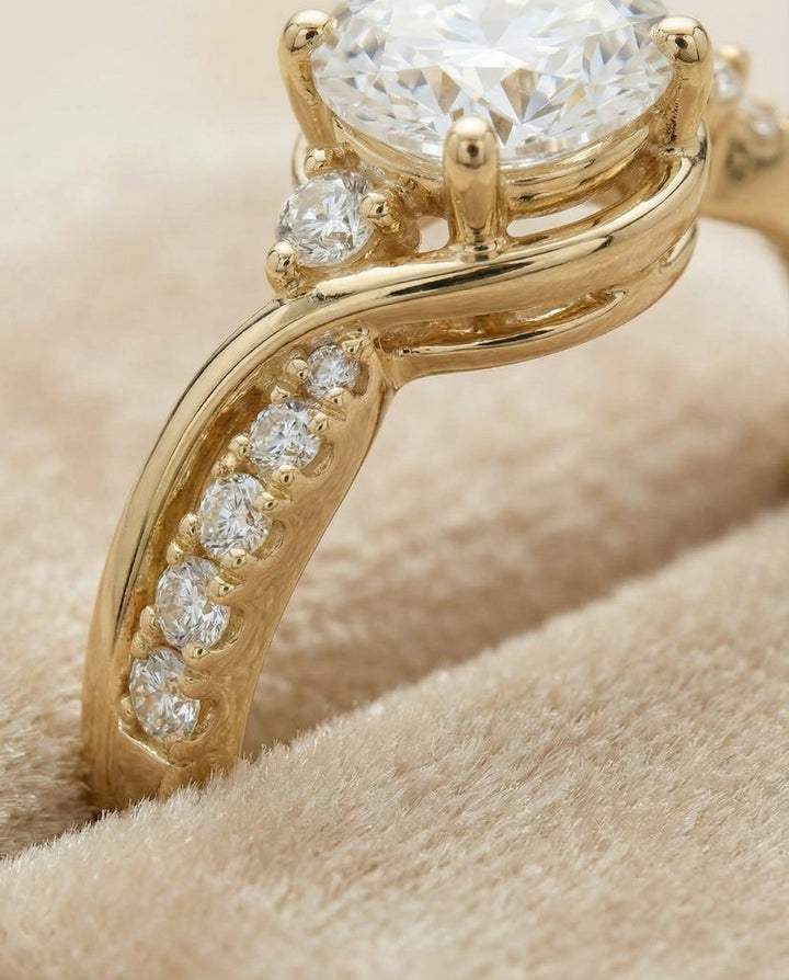 Round Brilliant, Twisted Three Stone, in 18K Yellow Gold – detail view | RockHer