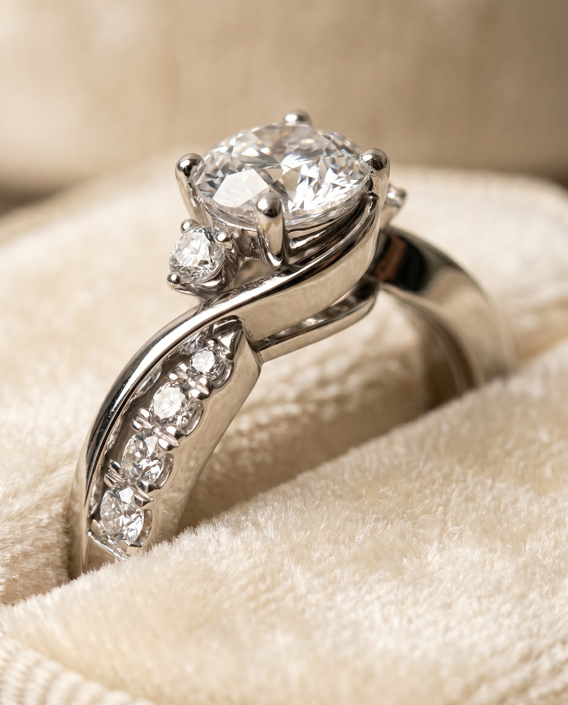 18K White Gold band of The Alice round engagement ring setting | RockHer