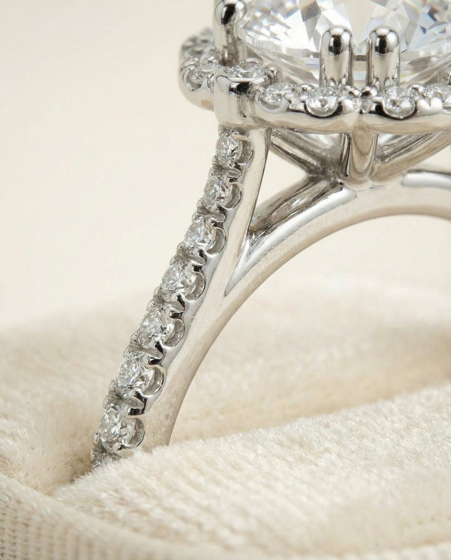 Florence Select Round engagement ring in 18K White Gold